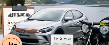 Klokke med blå bakgrunn og abstrakt futuristisk design.